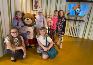 Uczniowie zwiedzający wystawę W Muzeum Kinematografii.